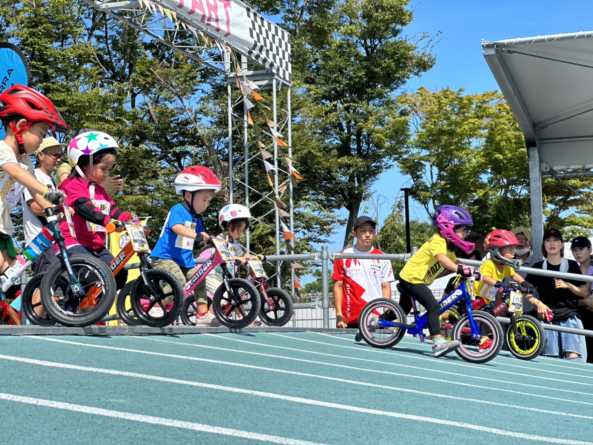 走る子ども（2歳）