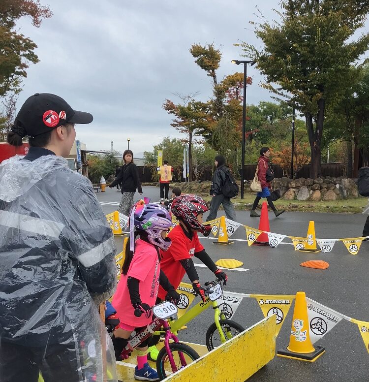 レディセットゴー体験：ストライダーに挑戦する子どもたちの様子