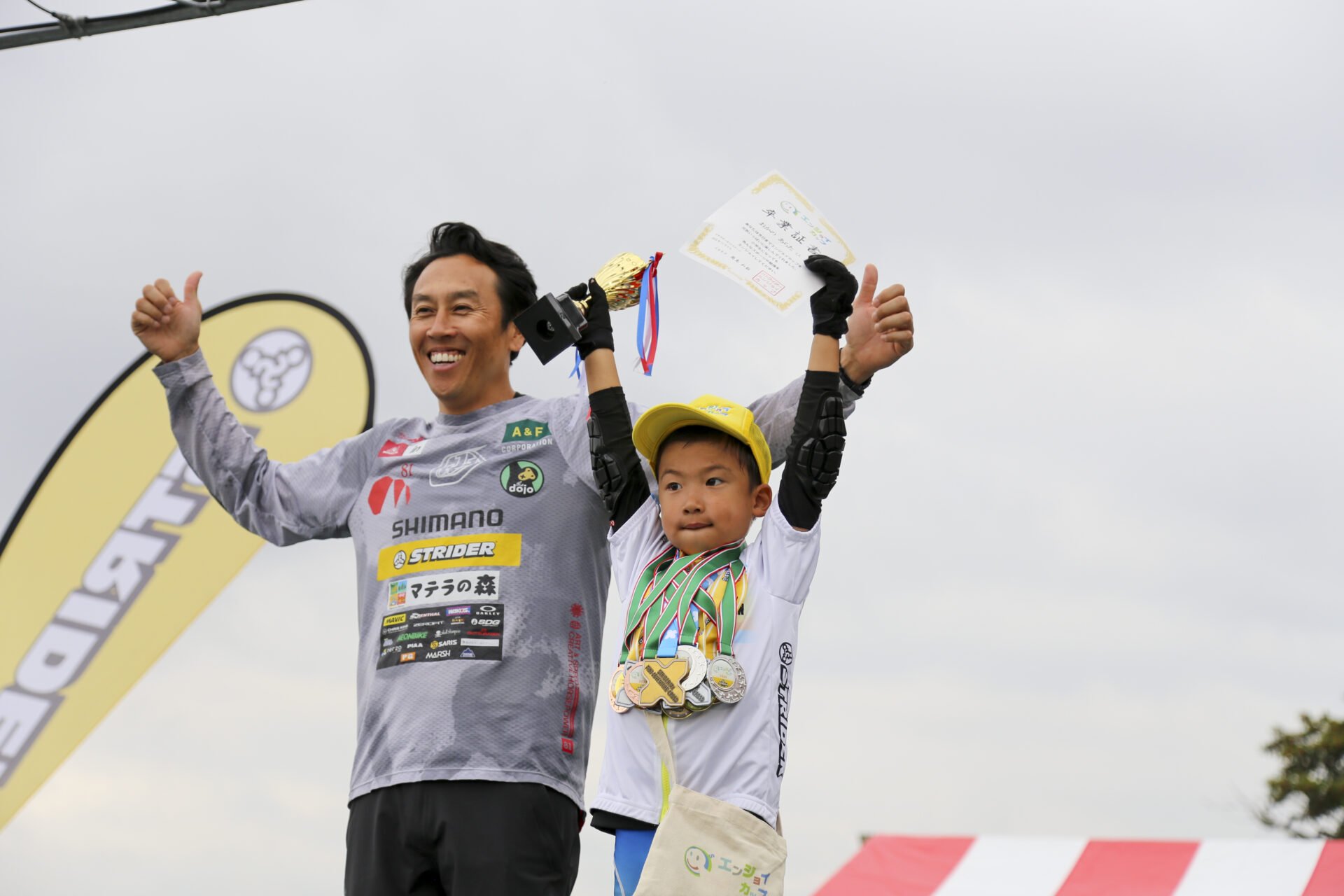 卒業証書セレモニー：スタッフから証書を受け取る様子