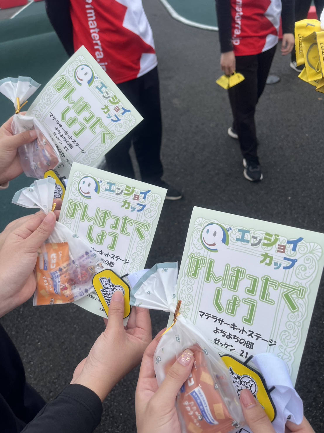 エキシビション・よちよちの部：保護者とスタートを待つ様子