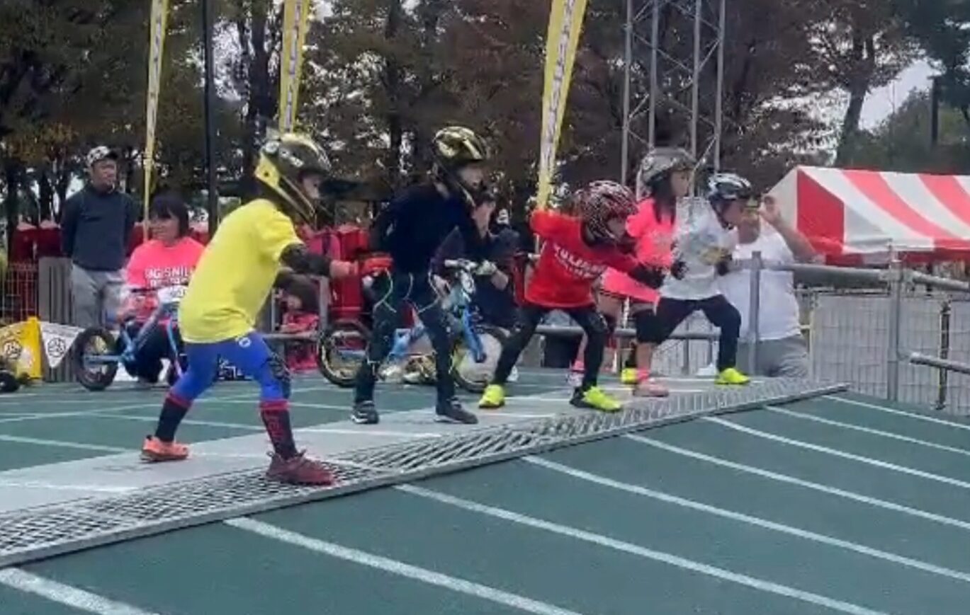 エキシビション・14Xミニアドベンチャークロス：ペダルにも挑戦する様子