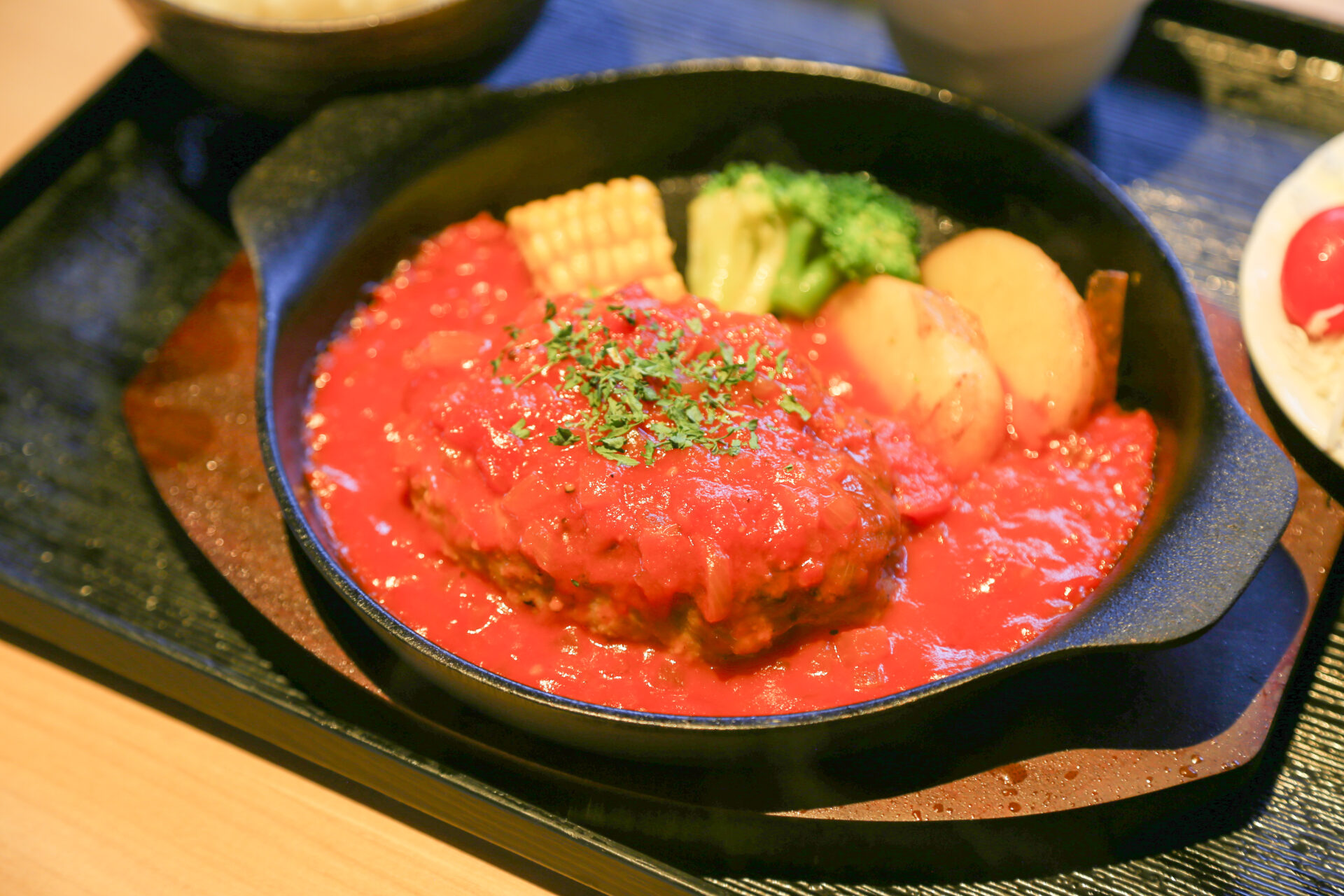鉄板ハンバーグ トマトソース