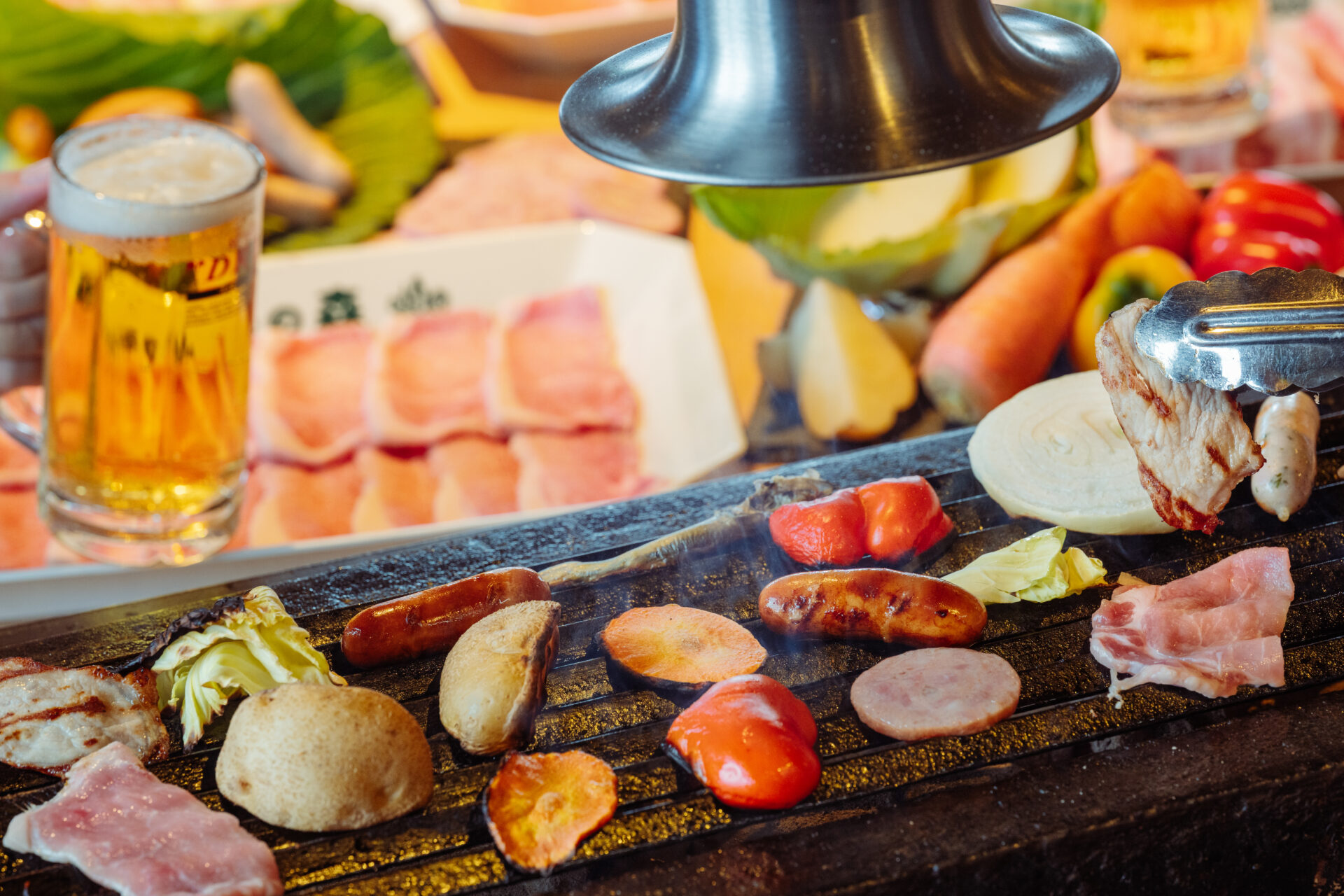 マテラの森で実際に撮影した、BBQの焼き台と料理の写真