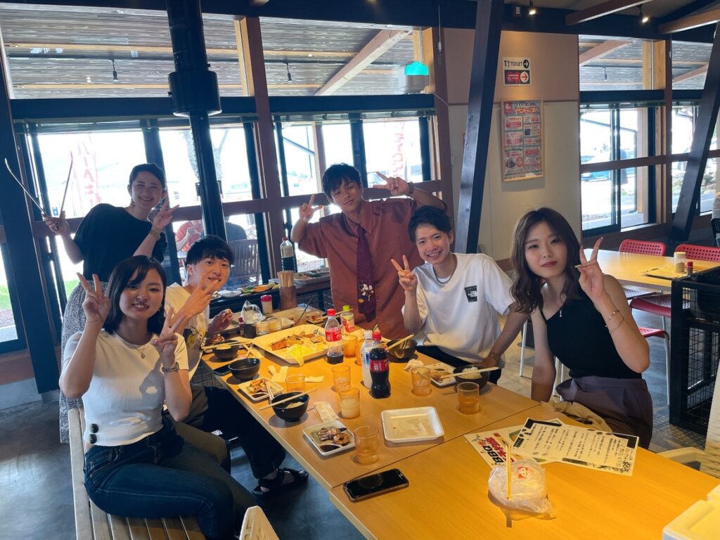 マテラの森でBBQを楽しむ様子